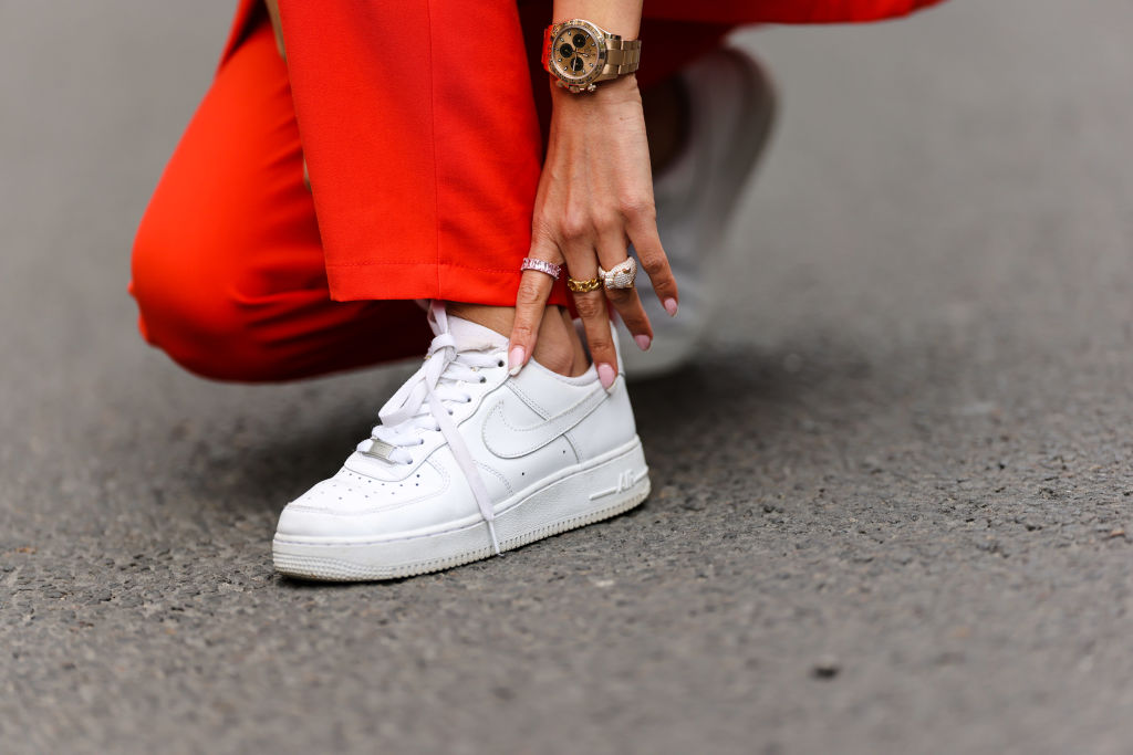 White minimalist sneakers are back on trend! See how to wear them